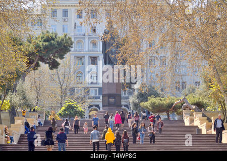 19. April 2019. Baku Aserbaidschan. Menschen auf der Spring Park und Boulevards in Baku Stockfoto