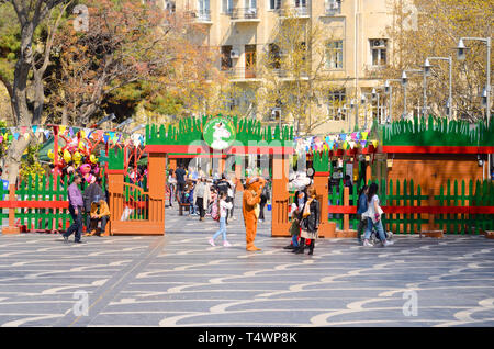 19. April 2019. Baku Aserbaidschan. Menschen auf der Feder Parks und Boulevards in Baku Stockfoto