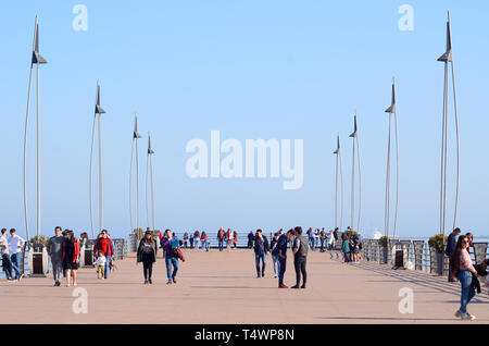 19. April 2019. Baku Aserbaidschan. Menschen auf der Feder Parks und Boulevards in Baku Stockfoto