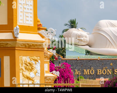 Buddha Bild in der Vinh Trang Tempel Chua Vinh Trang, in My Tho, Mekong Delta Region von Vietnam. Der Tempel wurde ursprünglich in der Mitte gebaut Stockfoto