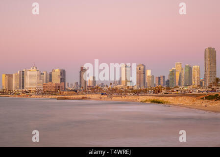 Skyline von Tel Aviv, Israel durch den Strand bei Dämmerung Stockfoto