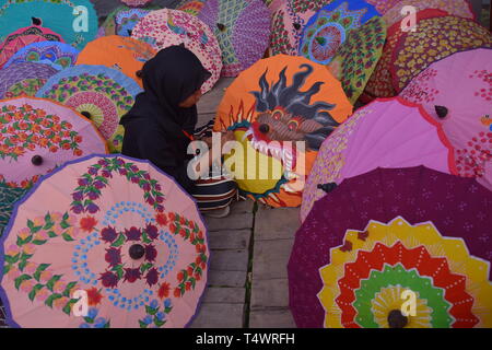 Traditionelle Dach Handwerker in Central Java, Indonesien, das Dach von Hand bemalte Papier mit kreativen und erfahrenen Hände der Handwerk gemacht wird Stockfoto