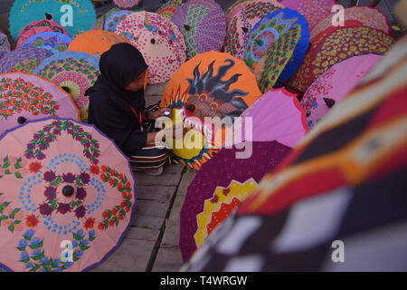 Traditionelle Dach Handwerker in Central Java, Indonesien, das Dach von Hand bemalte Papier mit kreativen und erfahrenen Hände der Handwerk gemacht wird Stockfoto