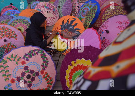 Traditionelle Dach Handwerker in Central Java, Indonesien, das Dach von Hand bemalte Papier mit kreativen und erfahrenen Hände der Handwerk gemacht wird Stockfoto