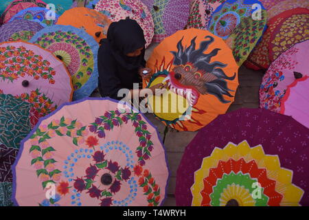 Traditionelle Dach Handwerker in Central Java, Indonesien, das Dach von Hand bemalte Papier mit kreativen und erfahrenen Hände der Handwerk gemacht wird Stockfoto