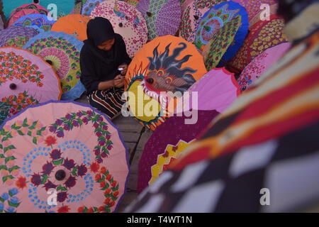 Traditionelle Dach Handwerker in Central Java, Indonesien, das Dach von Hand bemalte Papier mit kreativen und erfahrenen Hände der Handwerk gemacht wird Stockfoto