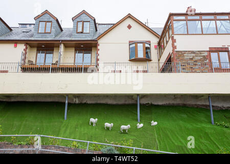 Naff Kunststoff Schafe unter einem Haus im Portreath, Cornwall, UK. Stockfoto