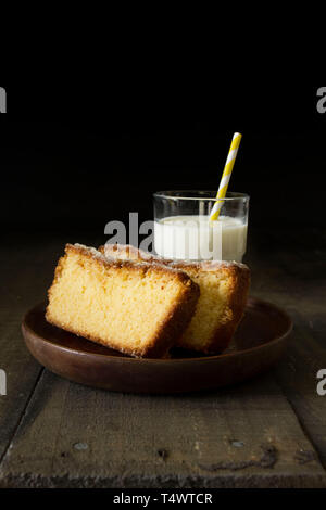 Zwei Scheiben Zitrone Brot Kuchen mit einem Glas Milch Stockfoto