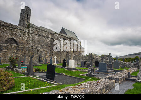 Corcomroe Abbey Ruinen und dem Friedhof in Irland Stockfoto