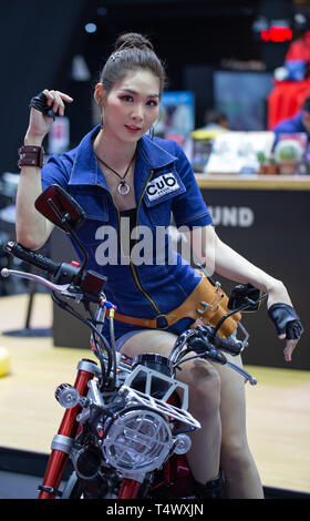 Nonthaburi, Thailand - 3. April 2019: Nicht identifizierte weibliche Presenter pose mit Honda Cub retro Motorrad Motor Show 2019 vorgestellt Stockfoto