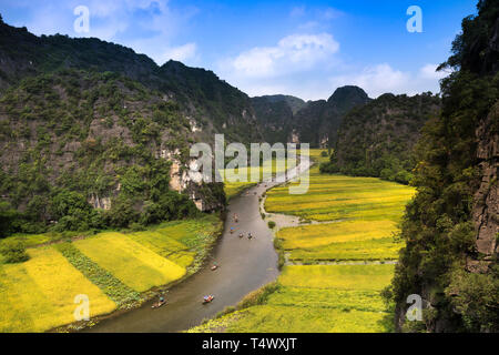 Tam Coc - Ninh Binh Provinz, Vietnam - 22. Mai 2017: Die Boote Touristen tragen durch die Höhlen und die Reisfelder auf dem Ngo Dong Fluss bei Tam Coc-Bich Stockfoto