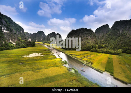 Tam Coc - Ninh Binh Provinz, Vietnam - 22. Mai 2017: Die Boote Touristen tragen durch die Höhlen und die Reisfelder auf dem Ngo Dong Fluss bei Tam Coc-Bich Stockfoto