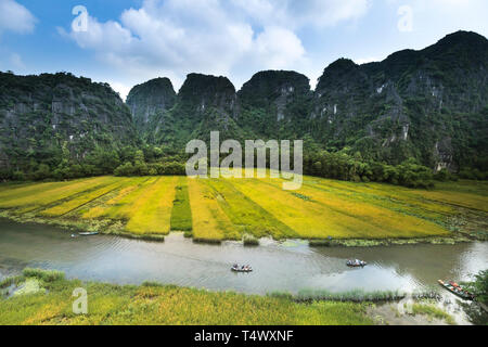 Tam Coc - Ninh Binh Provinz, Vietnam - 22. Mai 2017: Die Boote Touristen tragen durch die Höhlen und die Reisfelder auf dem Ngo Dong Fluss bei Tam Coc-Bich Stockfoto