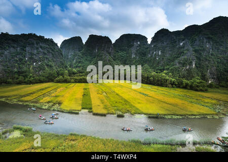 Tam Coc - Ninh Binh Provinz, Vietnam - 22. Mai 2017: Die Boote Touristen tragen durch die Höhlen und die Reisfelder auf dem Ngo Dong Fluss bei Tam Coc-Bich Stockfoto