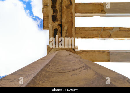 Blick auf den blauen Himmel mit weißen Wolken aus der Perspektive der Propyläen monumentale Gateways zu Säule die Akropolis in Athen, Griechenland Stockfoto