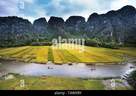 Tam Coc - Ninh Binh Provinz, Vietnam - 22. Mai 2017: Die Boote Touristen tragen durch die Höhlen und die Reisfelder auf dem Ngo Dong Fluss bei Tam Coc-Bich Stockfoto