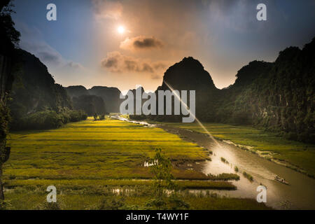 Tam Coc - Ninh Binh Provinz, Vietnam - 22. Mai 2017: Die Boote Touristen tragen durch die Höhlen und die Reisfelder auf dem Ngo Dong Fluss bei Tam Coc-Bich Stockfoto