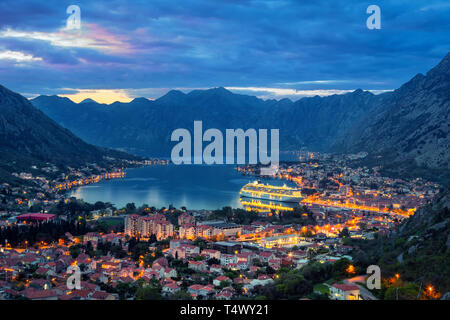 Bucht von Kotor bei Dämmerung, Montenegro Stockfoto