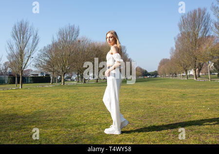 Weibliche Teenager gehen in der Park- in die Kamera schaut Stockfoto