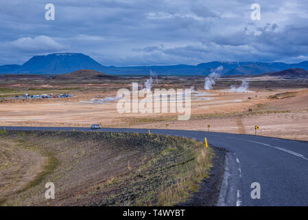 Namaskard geothermischen Gebiet namens Hverarond in der Nähe von reykjahlid Stadt, Island, von namafjall Mountain Pass gesehen Stockfoto