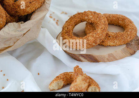 Türkische traditionelle Bagel Kandil Simidi/Simit mit Sesam. Sie sind in der Regel in der Nacht der fünf heiligen Islam gegessen. Stockfoto