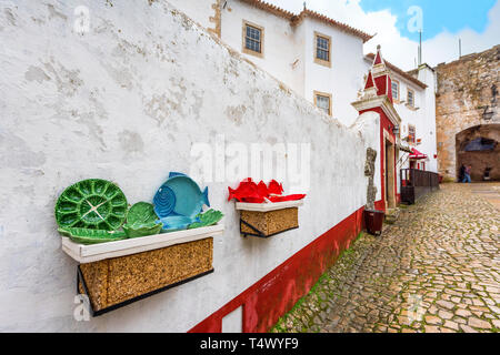 Wandern entlang der Straßen von Obidos, Portugal Stockfoto