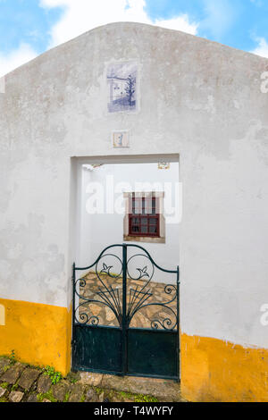 Wandern entlang der Straßen von Obidos, Portugal Stockfoto