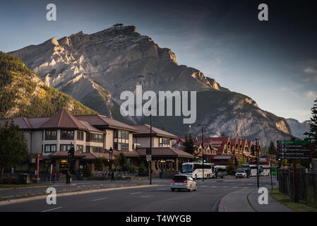 BANFF NATIONAL PARK, Kanada/SEPTEMBER 13, 2016: Ein Blick auf die Main Street in der Innenstadt von Banff im Banff National Park, Kanada Stockfoto