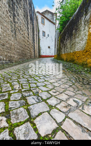 Wandern entlang der Straßen von Obidos, Portugal Stockfoto