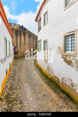 Wandern entlang der Straßen von Obidos, Portugal Stockfoto