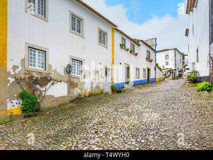 Wandern entlang der Straßen von Obidos, Portugal Stockfoto