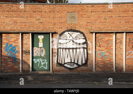 Sheffield, UK: 28.Oktober 2016: zorniges Gesicht Graffiti Kunst von einem bösen Kopf mit scharfen spitzen Zähne am 28.Oktober im St Mary's Road Stockfoto