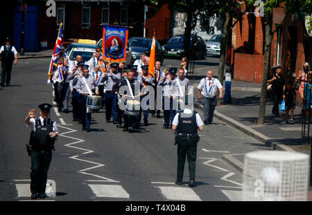 Der marschsaison protestantischen Oranierorden, hier durch ein katholischen Viertel von Belfast, Nordirland/Marching Saison des Orange Order (Loya Stockfoto