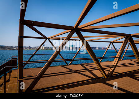 Rostige alte Brücke auf Refshaleoen Insel, einem ehemaligen Industrieareal im Hafen von Kopenhagen und ein Blick über den Hafen, Dänemark Stockfoto