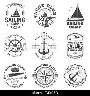 Satz von Segeln und Yacht Club Abzeichen. Vektor. Konzept für T-Shirt, Druck, Stempel oder T-Stück. Vintage Typografie Design mit schwarzen Meer Anker, Handrad, Kompass und sextant Silhouette. Stock Vektor