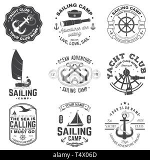 Satz von Segeln und Yacht Club Abzeichen. Vektor. Konzept für T-Shirt, Druck, Stempel oder T-Stück. Vintage Typografie Design mit schwarzen Meer Anker, Handrad, Kompass und sextant Silhouette. Stock Vektor