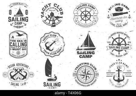 Satz von Segeln und Yacht Club Abzeichen. Vektor. Konzept für T-Shirt, Druck, Stempel oder T-Stück. Vintage Typografie Design mit schwarzen Meer Anker, Handrad, Kompass und sextant Silhouette. Stock Vektor