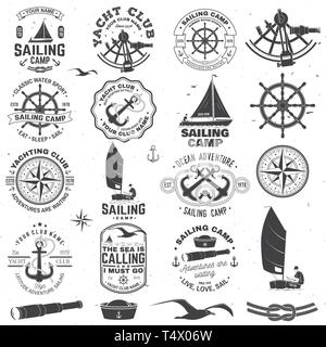 Satz von Segeln und Yacht Club Abzeichen. Vektor. Konzept für T-Shirt, Druck, Stempel oder T-Stück. Vintage Typografie Design mit schwarzen Meer Anker, Handrad, Kompass und sextant Silhouette. Stock Vektor