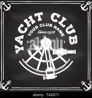 Yacht Club Abzeichen. Vector Illustration auf dem Schwarzen Brett. Konzept für yachting Shirt, Druck, Stempel oder T-Stück. Vintage Typografie Design mit sextant Silhouette. Ozean Abenteuer. Stock Vektor