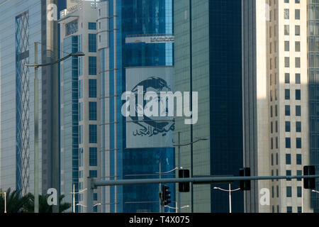 Spring 2006: Portrait des Herrschers Scheich Tamim Bin Hamad Al Thani ein Wolkenkratzer, Doha, Katar / Katar. Stockfoto