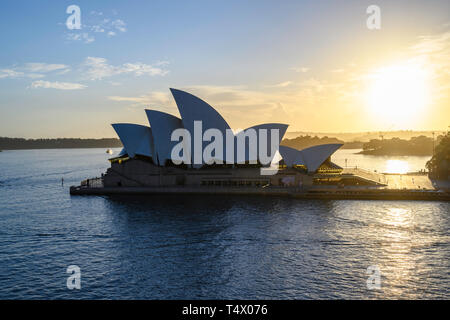 Dawn Aussicht auf Sydney Opera House, einem Zentrum für darstellende Kunst im Hafen von Sydney, New South Wales, Australien. Von Jørn Utzon entworfen, es öffnete im Jahr 1973. Stockfoto