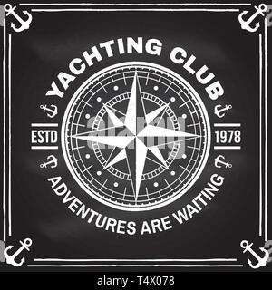 Yacht Club Abzeichen. Vector Illustration auf dem Schwarzen Brett. Konzept für yachting Shirt, Druck, Stempel oder T-Stück. Vintage Typografie Design mit marine Wind Rose und Kompass Silhouette. Abenteuer warten Stock Vektor