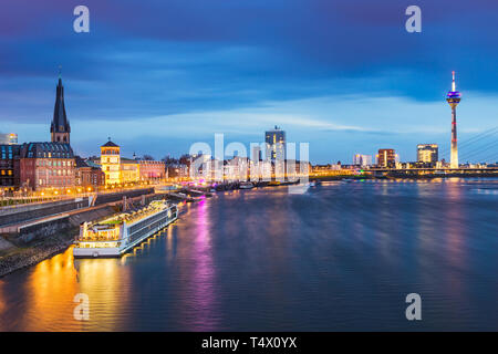 Skyline von Düsseldorf und den Rhein, Deutschland Stockfoto