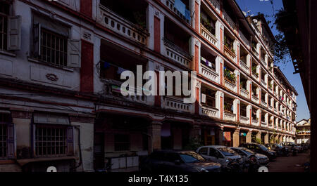 04-Nov-2018 - altes Haus, 4-stöckigen Chawl Kultur Swami Samarth Nagar Mugbhat Lane Thakurdwar Mumbai Maharashtra INDIEN Stockfoto