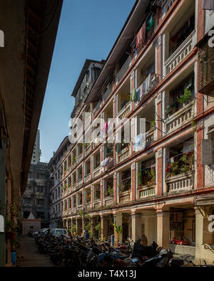 04-Nov-2018 - altes Haus, 4-stöckigen Chawl Kultur Swami Samarth Nagar Mugbhat Lane Thakurdwar Mumbai Maharashtra INDIEN Stockfoto