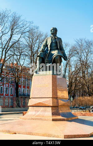 St. Petersburg, Russland, April 5, 2019. Denkmal für Michail Wassiljewitsch Lomonossow - berühmte russische Wissenschaftler, Naturforscher, Dichter in der Nähe von St Petersburg State Stockfoto