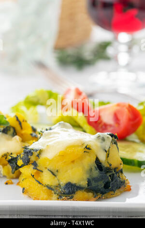 Nahaufnahme einer Spinat Kartoffelgratin Stockfoto