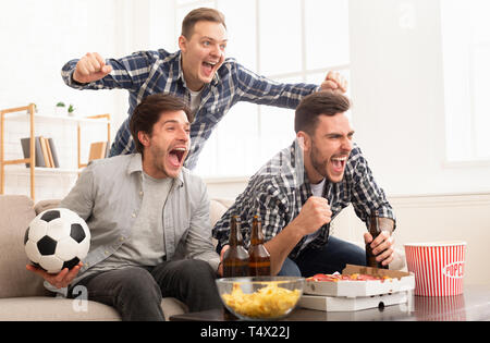 Aufgeregt, Freunde, Fußball Match und Schreien Stockfoto