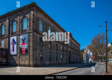 Der Blick auf das Alfandega-Gebäude, das als Zollhaus genutzt wurde, wird heute als Kongress- und Ausstellungszentrum in der Innenstadt von Porto genutzt Stockfoto
