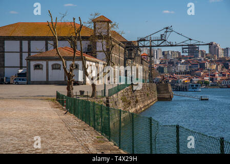Der Blick auf das Alfandega-Gebäude, das als Zollhaus genutzt wurde, wird heute als Kongress- und Ausstellungszentrum in der Innenstadt von Porto genutzt Stockfoto